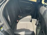 l'intérieur d'une voiture, la portière ouverte, laissant apparaître les sièges arrière