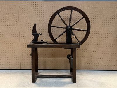 Dévidoir à laine en bois. 112 x 93 x 30 cm.