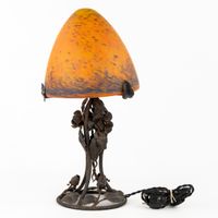 Une lampe de table en fer forgé avec un abat-jour « Obus » e… (photo 3)