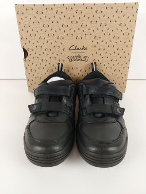 les chaussures en cuir noir de Clark, avec des sangles et des semelles en velcro