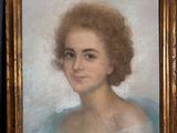 portrait d'une femme en robe bleue, encadré d'un cadre doré