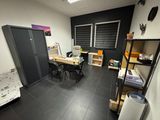 une chambre avec un bureau et un lit
