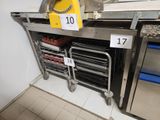 de nombreux plateaux de nourriture sur l'étagère de la cuisine