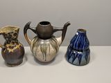 trois vases différents posés sur une table blanche
