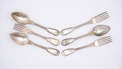 six cuillères et fourchettes en argent disposées en cercle sur une surface blanche
