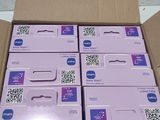 Plusieurs cartons contenant des gadgets électroniques sont empilés les uns sur les autres