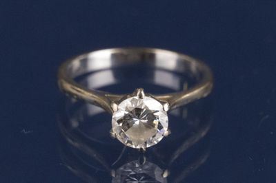 gros plan d'une bague en diamant sur une surface noire