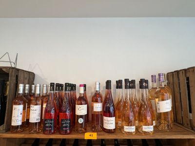 Des bouteilles de vin sont alignées sur une étagère en bois dans une cave à vin