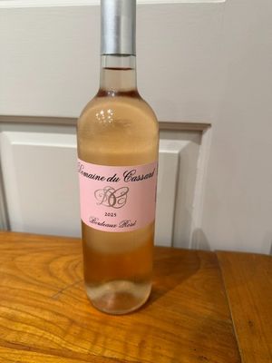une bouteille de vin posée sur une table