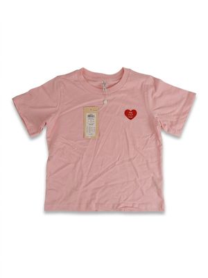 T-shirt rose avec un cœur et une étiquette sur la poitrine