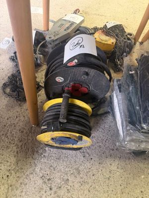 un tas d'objets divers posés par terre à côté d'une chaise
