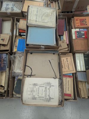 de nombreux cartons de livres empilés les uns sur les autres