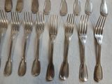 beaucoup de fourchettes et de cuillères sur la table