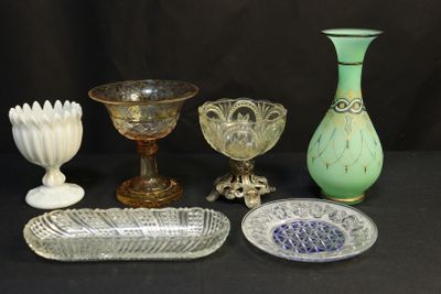 un grand nombre d'objets en verre posés sur une table