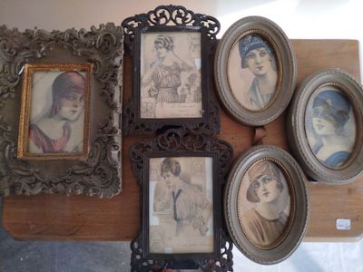 une table sur laquelle se trouvent des photos encadrées
