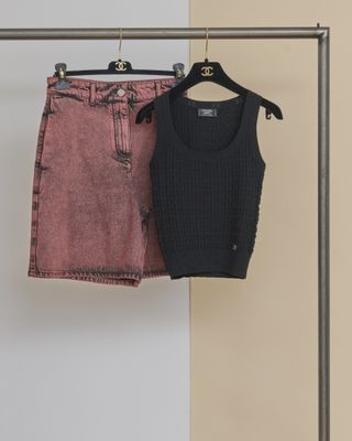deux paires de shorts roses et noirs suspendus à un portant