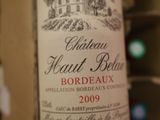une bouteille de vin posée sur une table