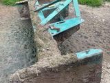 un banc fabriqué à partir d'un morceau de bois trouvé au bord de la route