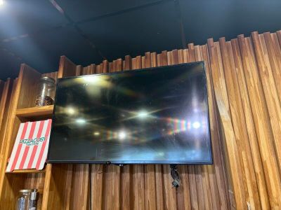 un téléviseur à écran plat fixé au mur d'une pièce