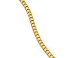 gros plan d'un bracelet en or sur fond blanc