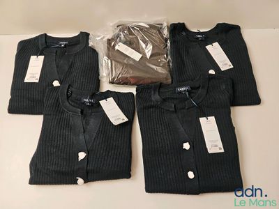 quatre paires de pulls noirs pour homme, encore étiquetés