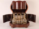 un coffret en bois contenant un service de verres