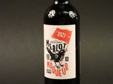 une bouteille de vin posée sur une table