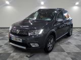 une photo d'une Dacia grise garée dans un garage
