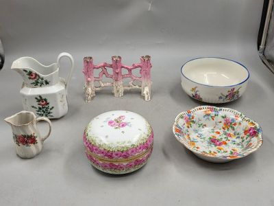 de nombreux types de porcelaine sont exposés sur la table