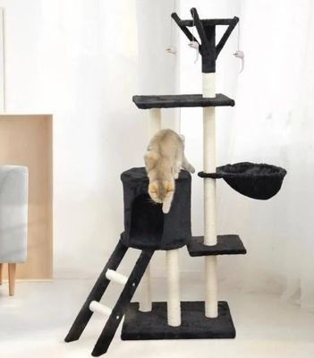 un chat assis au sommet d'un arbre à chat