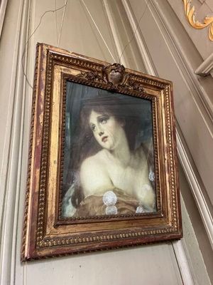 le portrait d'une femme accroché au mur
