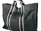un grand sac noir orné d'une bande blanche