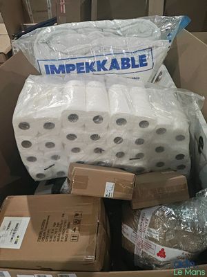 Des paquets de papier toilette sont empilés les uns sur les autres dans une pièce