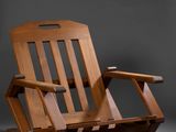 une image représentant un fauteuil à bascule en bois sur fond gris