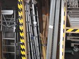 une pièce remplie de différents types d'outils