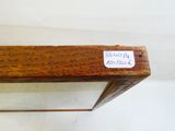 une petite table en bois sur laquelle est posé un panneau