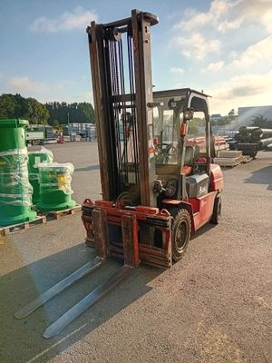 un chariot élévateur à fourche garé dans un parking