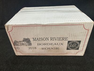 La caisse est vide et prête à être remplie de vin.