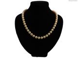gros plan d'un collier de perles sur un mannequin
