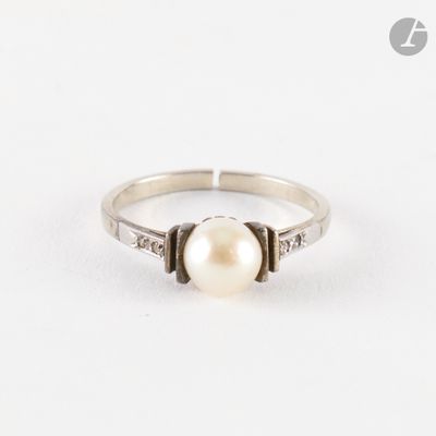 bague en perles blanches et diamants sur fond blanc