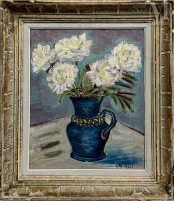 un tableau représentant des fleurs blanches dans un vase bleu posé sur une table