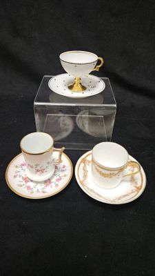 deux tasses et soucoupes sont posées sur une surface noire