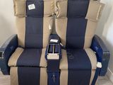 deux fauteuils inclinables posés côte à côte sur le sol