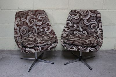 paire de fauteuils pivotants du milieu du siècle, avec coussins rembourrés