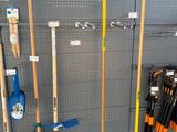 beaucoup d'outils accrochés au mur dans le magasin