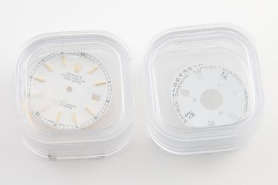 deux boîtes en plastique contenant chacune une montre