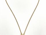 un collier en or avec un pendentif en pierre verte et une chaîne en or