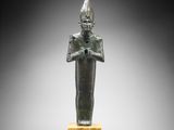 une image représentant la statue d'un Égyptien portant un chapeau sur la tête