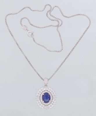 un pendentif en saphir et diamants monté sur une chaîne