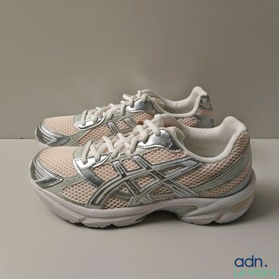Ces chaussures sont blanches et argentées, avec un motif rose et argenté.
